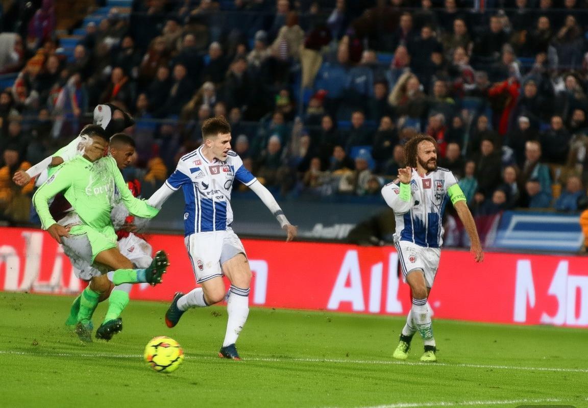 2017年安格斯VS里昂巅峰对决回顾：精彩瞬间与战术解析(图3)