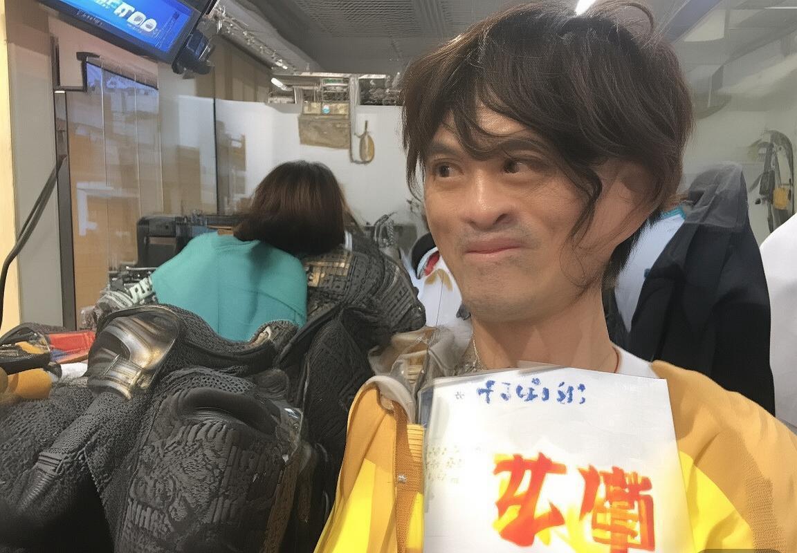 梅西与阿尔维斯巅峰对决：经典瞬间与战术解析(图2)